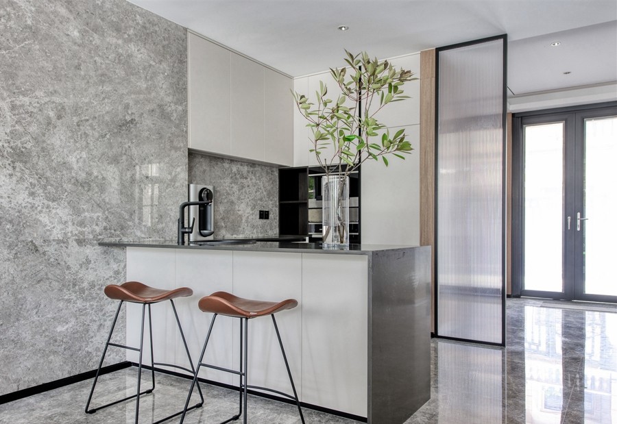 現(xiàn)代簡約風格三居室廚房裝修效果圖