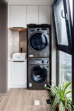 江南華府現(xiàn)代簡約風格三居室陽臺裝修實景案例